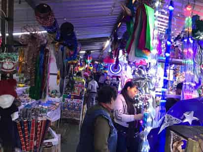 La Dirección de Protección Civil revisa los locales del Mercadito Navideño. (EL SIGLO DE TORREÓN)