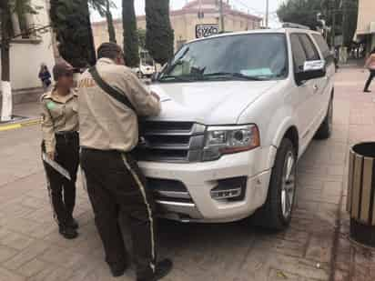 Elementos de Tránsito y Vialidad realizaron ayer la infracción al funcionario por no acatar el Reglamento Municipal. (EL SIGLO DE TORREÓN)