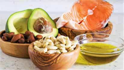 Los omega 3 se encuentran naturalmente en algunos ingredientes y se agregan a otros productos fortificados, pero se pueden obtener cantidades adecuadas consumiendo una variedad de alimentos como los pescados grasos (salmón, caballa, atún, arenques y sardinas). (ESPECIAL)