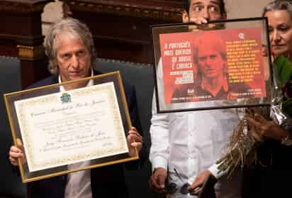 El técnico del Flamengo posa con el título de ciudadano honorario que le fue otorgado por el Ayuntamiento de Río de Janeiro. (AP)