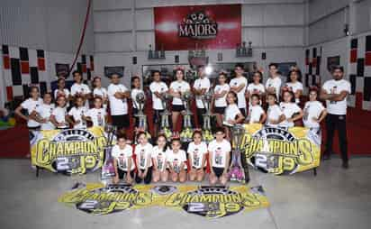 Posando con orgullo junto a sus numerosos trofeos, integrantes de los equipos de Majors Cheer Academy, festejaron sus triunfos. (JESÚS GALINDO)