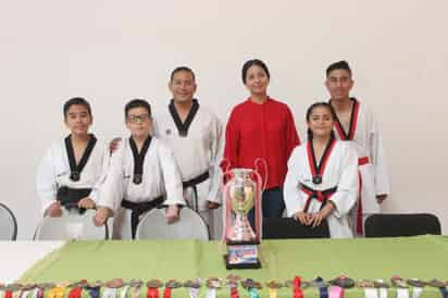 Cargados de medallas y con la satisfacción de otorgarle a su municipio un campeonato nacional, lucieron los deportistas laguneros. (ESPECIAL) 