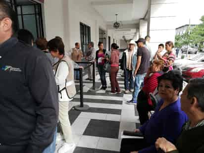 La mayoría se encontraban cómodamente esperando a que llegara una lista, donde se les informaría si el pago se haría en este bimestre o cuándo sería.