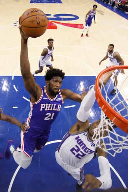 Joel Embiid se dirige a la canasta en el duelo de ayer, en el que Filadelfia derrotó 97-91 a Sacramento. (AP)