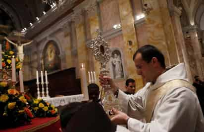 Un pequeño fragmento de madera que, según la tradición cristiana, pertenece a la cuna donde la Virgen María colocó al Niño Jesús hace más de dos mil años vuelve a Tierra Santa desde Roma. (EFE)