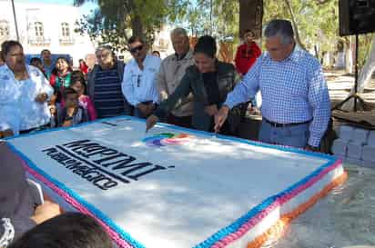 Se realizó la repartición del megapastel conmemorativo, acto al que asistieron decenas de familias y autoridades civiles y educativas. (EL SIGLO COAHUILA)