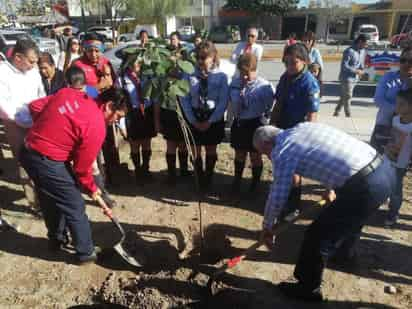 Se realizaron trabajos de pintura, reforestación y aseo en la plaza por parte del voluntariado y habitantes del sector. (CORTESÍA)