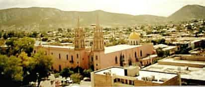 Lerdo, panorámica retrospectiva de su majestuoso palacio municipal y la Iglesia Sagrado Corazón de Jesús; al fondo el cerro de San Isidro. (CORTESÍA)