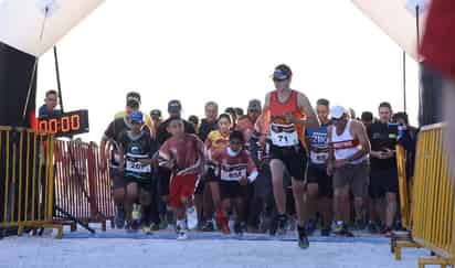 Personas de todas las edades tomaron parte en la prueba atlética de 5 kilómetros. (JESÚS GALINDO) 