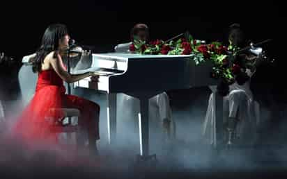 En el escenario. Ximena Sariñana y Los Ángeles Azules en su presentación en los Latin Grammy. (AP)