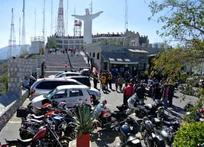 La explanada del monumental Cristo de las Noas, recibió numerosas motocicletas, mostrando los 'bikers' su profunda religiosidad. (ESPECIAL) 