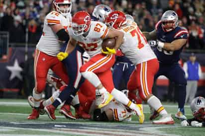 El ala cerrada de los Jefes, Travis Kelce, anota en el juego de ayer. (AP)