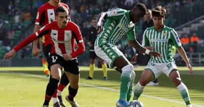 Diego Lainez (d) fue titular y salió de cambio al minuto 73, en la victoria del Betis 3-2 sobre Athletic de Bilbao. (EFE)