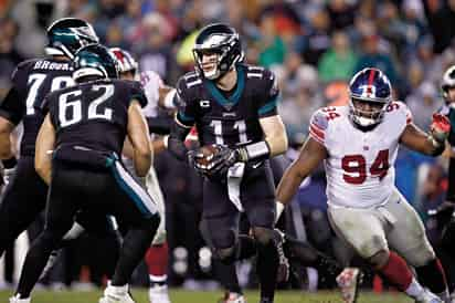 Carson Wentz, mariscal de campo de las Águilas de Filadelfia, finalizó el juego con 325 yardas y dos pases de anotación, en la victoria de su equipo 23-17 sobre los Gigantes de Nueva York. (AP)