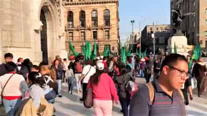 Tras aventar una botella agua a uno de los jóvenes que se manifestó por la protesta homófoba, López Ríos indicó que le aventó el agua porque lo merecía, y que ellos no incitaron a la violencia. (ESPECIAL)