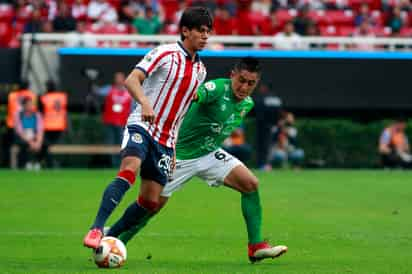 José Juan Macías (i) regresa a las Chivas, luego de haber tenido un par de muy buenos torneos con el León. (ARCHIVO)