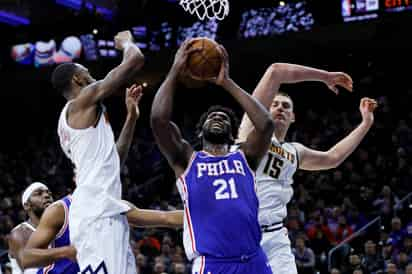 Joel Embiid anotó 22 puntos en la victoria de los 76'ers de Filadelfia 97-92 sobre los Nuggets de Denver. (AP)