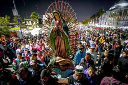 Adultos y jóvenes participaron en esta fiesta que tomó ritmo alrededor de las siete de la noche. (ARCHIVO)