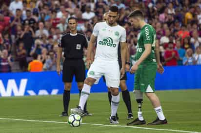 Neto (i) y Jackson Follmann (d), se disponen a hacer el saque de honor ante el Barcelona, en partido del Trofeo Joan Gamper en 2017. (EFE)