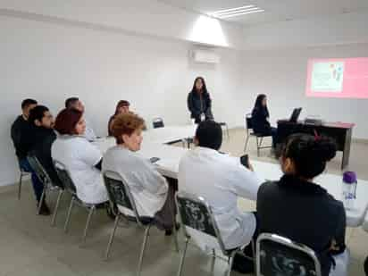 El adiestramiento estuvo a cargo de Karina Isabel Martínez Millán del Colegio Alemán, quien esta apoyando al personal para un proyecto que se tiene en puerta para atender a madres gomezpalatinas y orientarlas en este tema. (EL SIGLO DE TORREÓN)