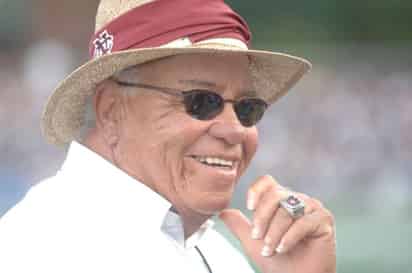 El legendario entrenador Herman Boone, fue interpretado por Denzel Washington en la película de Duelo de 'Titanes'. (CORTESÍA)