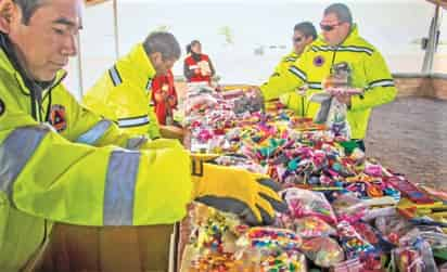 
Cristóbal Castañeda Camarillo, Secretario de Seguridad Pública del Estado dijo que se mantiene, dentro del operativo Guadalupe-Reyes, inspecciones de mercados y tianguis para combatir la venta clandestina de toda clase de artefactos fabricados con pólvora. (EL UNIVERSAL)