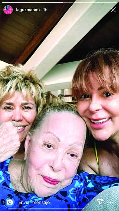 En redes. Silvia Pinal y su hija posan sin maquillaje.