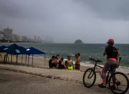 La Cofepris analizó en laboratorio más de mil 800 muestras de agua de las playas de mayor afluencia. (ARCHIVO)