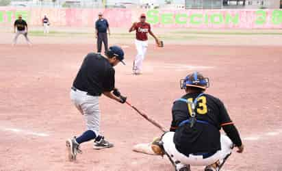 Vuela la pelota en el softbol de la sección 38 del SNTE.  (ARCHIVO) 