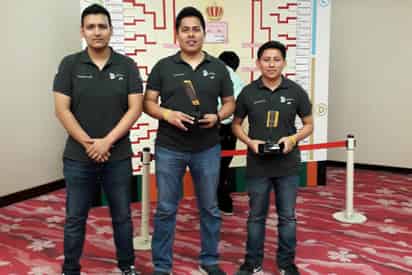 Se trata de Luis Cortés Hernández, Adán de la Cruz Domínguez y Christian Román Castillo Ramírez, estudiantes de la carrera de Ingeniería Mecatrónica del TecNM, que integraron el equipo Boris Team. (ESPECIAL)