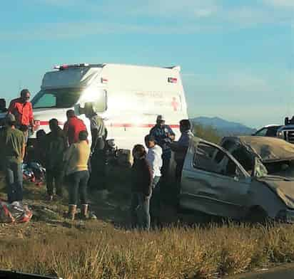 La unidad quedó en la parte media de la carretera, con daños múltiples y el toldo aplastado. (EL SIGLO COAHUILA)
