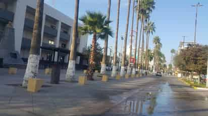 Se instalan actualmente los nuevos bolardos de granito con iluminación en el Paseo Morelos. Van hasta la calle Zaragoza. (YOLANDA RÍOS)