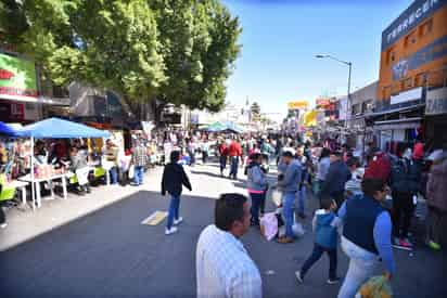 Hasta hoy 24 de diciembre en la noche tienen permiso los comerciantes de la Hidalgo. (EL SIGLO DE TORREÓN/ERNESTO RAMÍREZ)