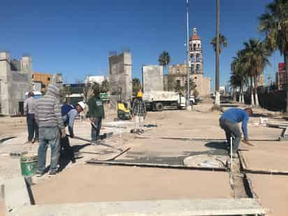 Continúa a marchas forzadas la construcción de la nueva plaza principal en el centro histórico de Monclova.