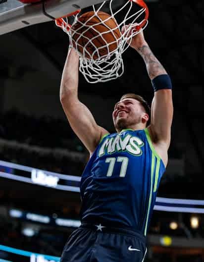 Luka Doncic anotó 24 puntos, bajó 10 rebotes y repartió 8 asistencias en la victoria de los 'Mavs'. (AP)