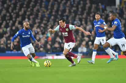 Dominic Calvert-Lewin le dio a la gestión de Carlo Ancelotti en Everton un buen inicio, con un cabezazo que aseguró una victoria 1-0 sobre Burnley. (ESPECIAL) 