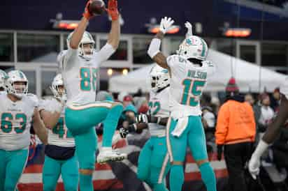 El ala cerrada de los Delfines, Mike Gesicki (88), celebra tras anotar el touchdown de la victoria. (AP)