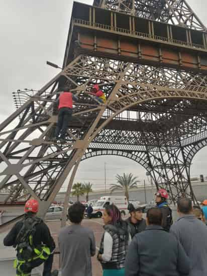 Elementos de la Dirección de Seguridad Pública Municipal, Policía Estatal y efectivos del Ejército Mexicano, formaron un perímetro en la zona.
(EL SIGLO DE TORREÓN)