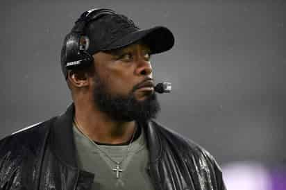 Mike Tomlin, coach de los Acereros de Pittsburgh, que hilaron su segunda campaña sin meterse a los playoffs. (AP)