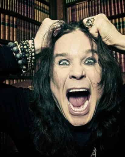 Sigue vivo. El cantante Ozzy Osbourne tomó con humor las versiones de que estaba 'agonizando', sube fotos de él a sus redes. (ESPECIAL)