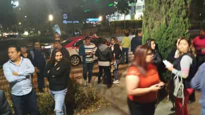 Algunos vecinos de la colonia Roma desalojaron los inmuebles en los que se encontraban al escuchar la alerta sísmica. Además, usuarios de redes sociales reportaron que también hubo desalojados en Zona Rosa y en la alcaldía Miguel Hidalgo. (ESPECIAL)
