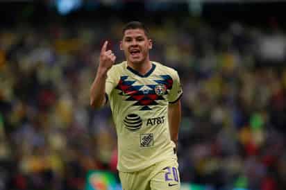 En el video se observa al jugador de las Águilas del América exhibiendo el diseño con el felino estampado. (ARCHIVO)