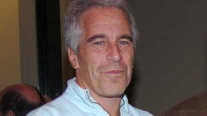 La cadena CBS publicó unas fotografías realizadas justo tras la muerte del multimillonario Jeffrey Epstein en su celda de una cárcel de Nueva York. (ARCHIVO)