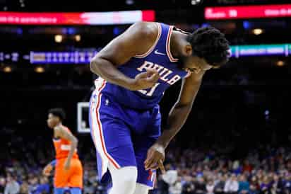 Joel Embiid se dislocó el dedo anular izquierdo, pero luego regresó a jugar, en el triunfo de 76'ers 120-113 sobre el Thunder. (AP) 