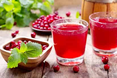 El consumo de jugo de arándano rojo a largo plazo reduce la presión arterial alta y mejora la función de los vasos sanguíneos, de acuerdo con un estudio. (ARCHIVO) 