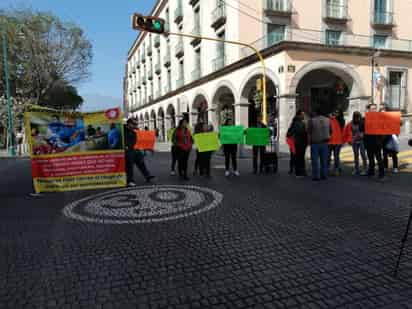 Padres de familia de niños y adultos con cáncer se manifestaron en la capital veracruzana para denunciar la falta de medicamentos oncológicos en los hospitales del sector salud. (ESPECIAL)