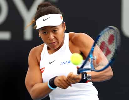 Naomi Osaka se impuso 6-2, 6-7 y 6-3 a la griega Maria Sakari. (AP) 