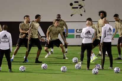 Entrenan los jugadores del Real Madrid previo al duelo de hoy frente al Valencia, en la Supercopa de España. (EFE)