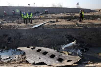 Las autoridades iraníes informaron que analizarán a quién enviarán las cajas de seguridad que resguardan la información del vuelo y el audio de quienes están a bordo del avión. (EFE)