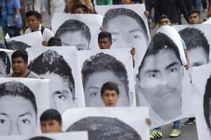 La mañana de este jueves, el mandatario federal sostendrá su primer encuentro del año con padres y familiares de los normalistas, para informales sobre avances en la indagatoria. (ARCHIVO)